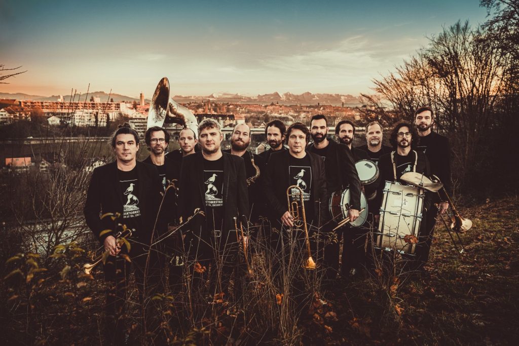 I membri della band Traktorkestar sono dodici (Tabea Hueberli)