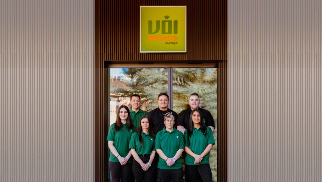 Il team del nuovo supermercato di quartiere VOI Migros Partner Lugano-Roncaccio, con al centro il responsabile Fidan Kelmendi (Oleg Magni)