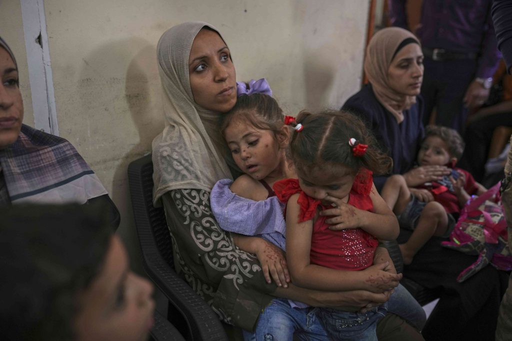 In attesa di cure per i loro figli, Gaza City (Keystone)