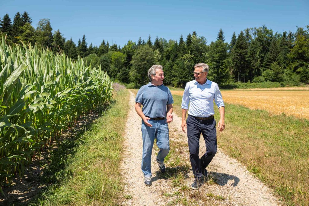 Andrea Stalder, presidente di IP-Suisse, con il direttore generale di Migros Mario Irminger a Höchstetten-Hellsau (Jorma Mueller)