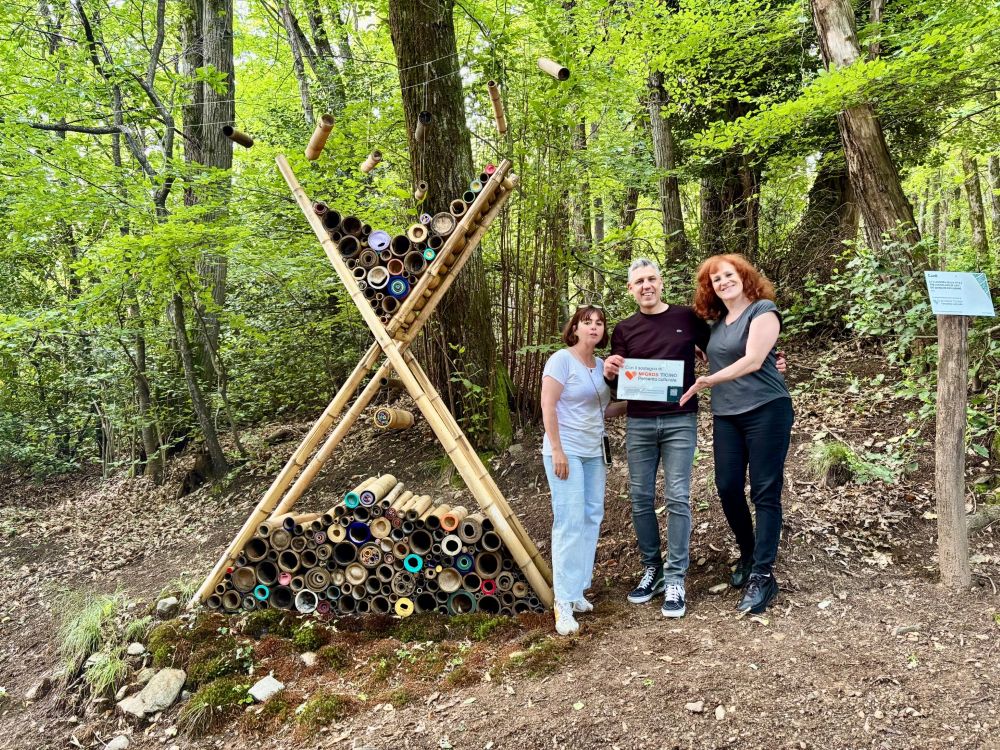 Cristina Furrer Pasquali con Luca Corti e Mya Lurgo davanti all’istallazione La Clessidra della Vita (foto «Azione»)