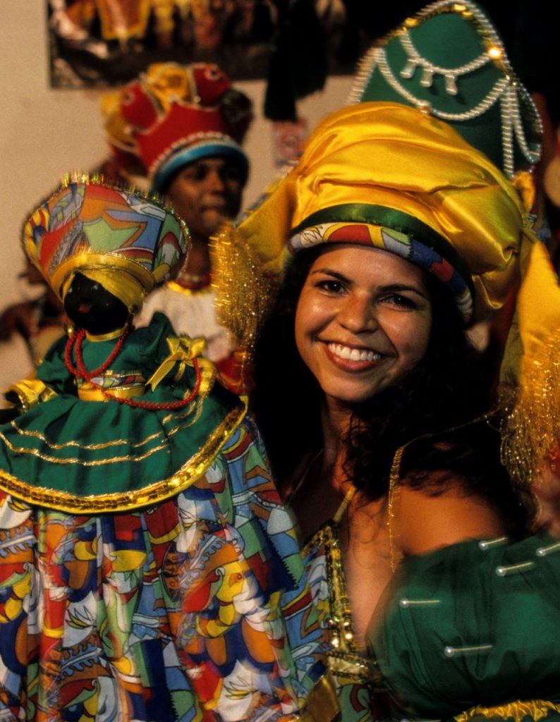 I gruppi Maracatù, tipici del Pernambuco, sono prevalentemente neri e indossano costumi vivaci