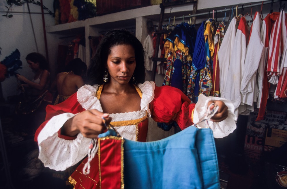 I gruppi di Maracatù, unici nel Pernambuco, sono prevalentemente neri e indossano costumi sgargianti