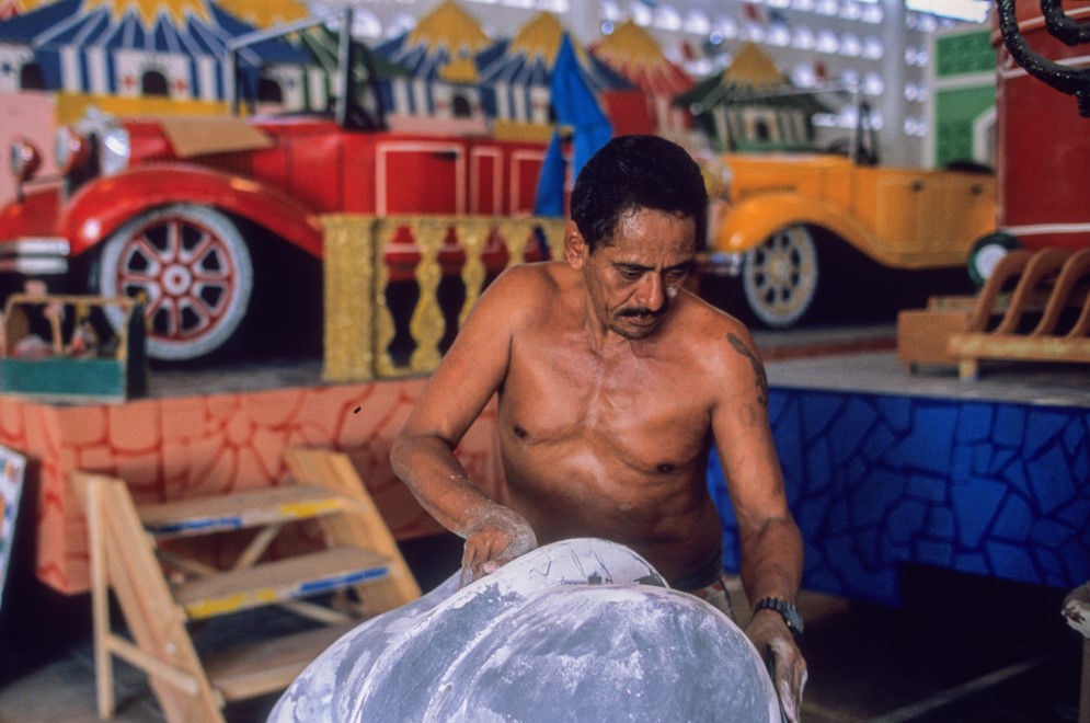 I gruppi di Maracatù, unici nel Pernambuco, sono prevalentemente neri e indossano costumi vivaci