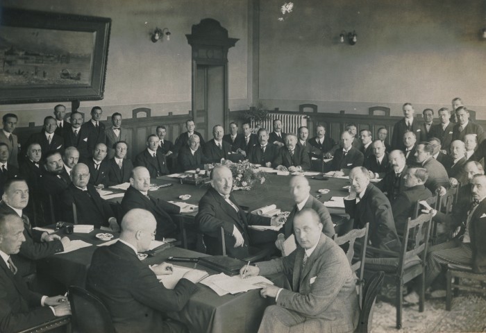 Lo storico momento della firma del Patto di Locarno (Archivio comunale della Città di Locarno)