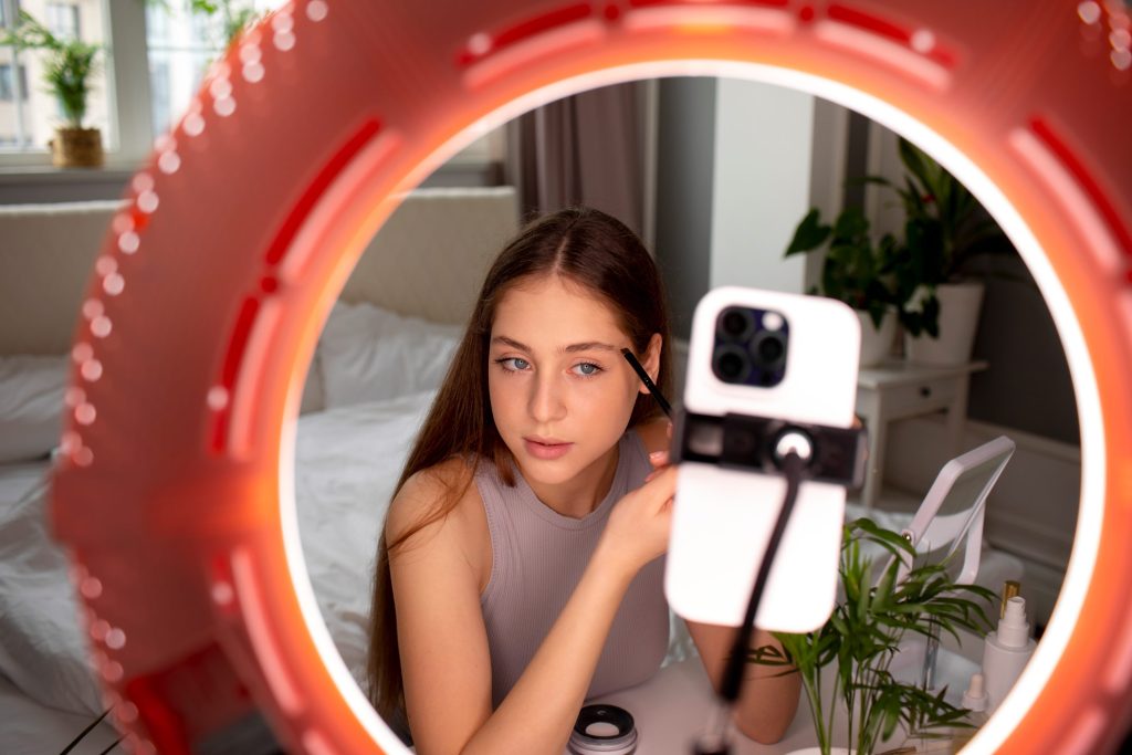 L’influenza di TikTok su dermatologia, estetica e cura della pelle è ormai una realtà con la quale i genitori devono confrontarsi (Freepik.com)