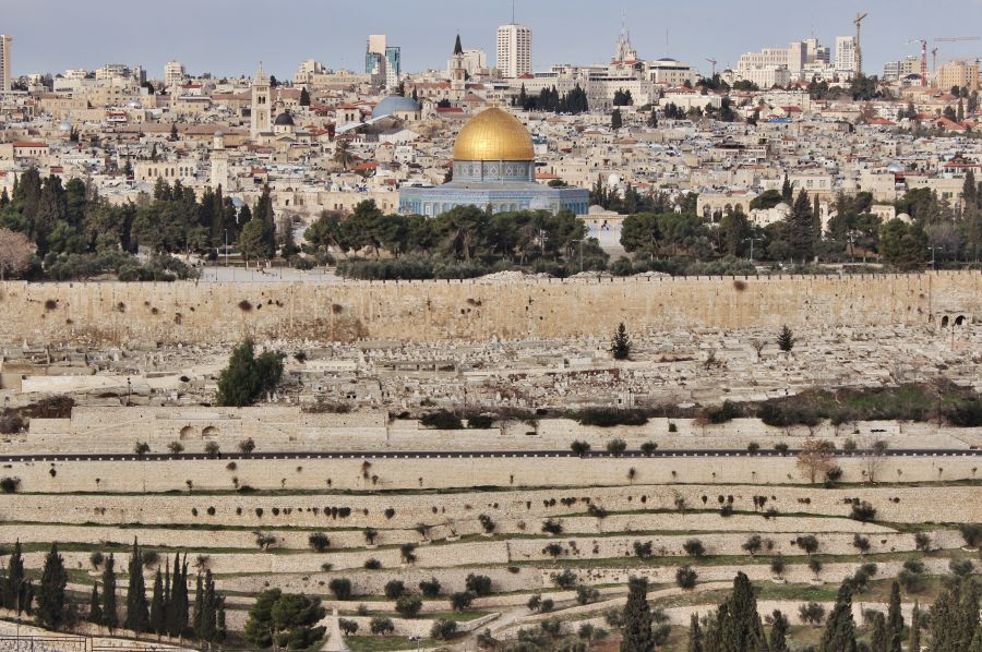 Una veduta di Gerusalemme, con al centro la Cupola della Roccia, dalla caratteristica cupola dorata, importante monumento situato sul Monte del Tempio e sito sacro sia all'Islam che all'Ebraismo. (Freepik)