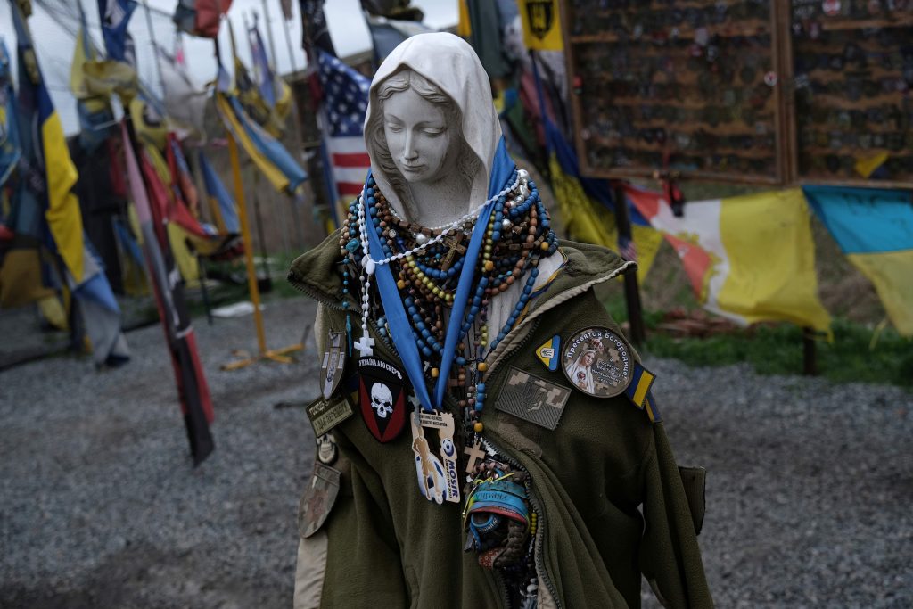 Tributo alla resistenza ucraina nella regione di Donetsk mentre si diffondono le notizie delle violenze perpetrate dalle forze russe ai danni di donne, uomini e minori (Keystone)