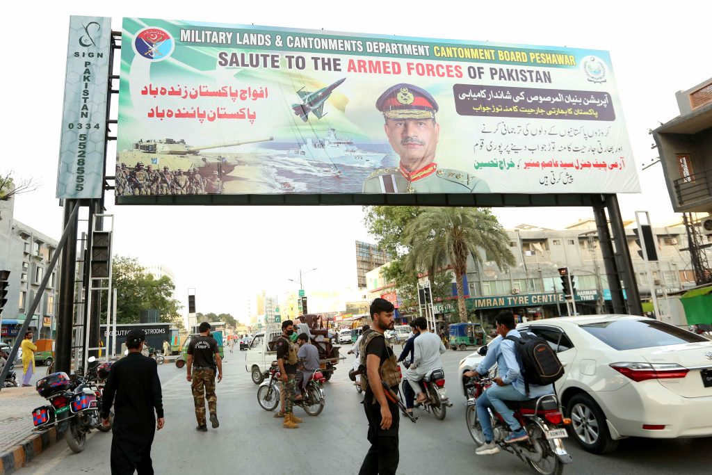 Un cartellone celebra il capo dell’esercito pakistano Asim Munir a Peshawar, Pakistan (Keystone)
