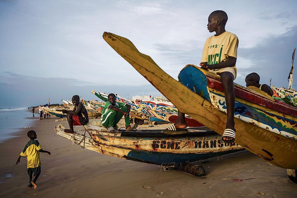 Piroghe usate da pescatori e migranti sulla spiaggia di Fass Boye, in Senegal (Keystone)