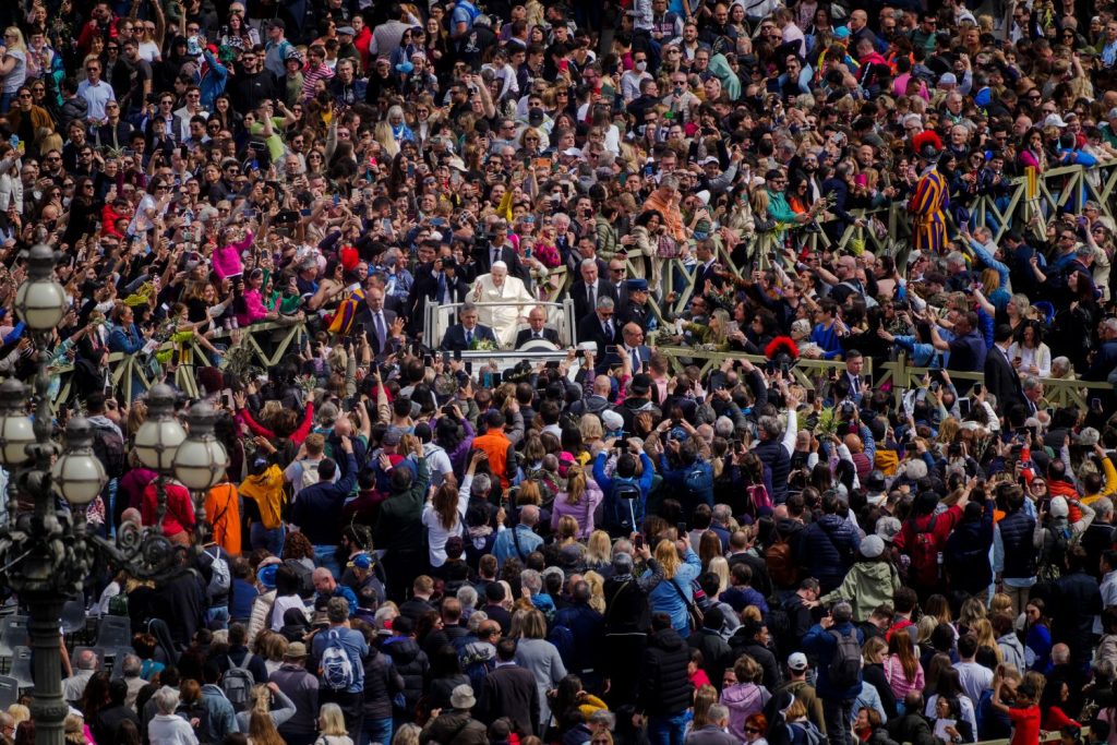 Papa Francesco si presta a un bagno di folla in occasione della Domenica delle Palme del 2023 (Keystone)