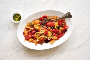 Un gustoso piatto estivo: peperonata con capperi e olive