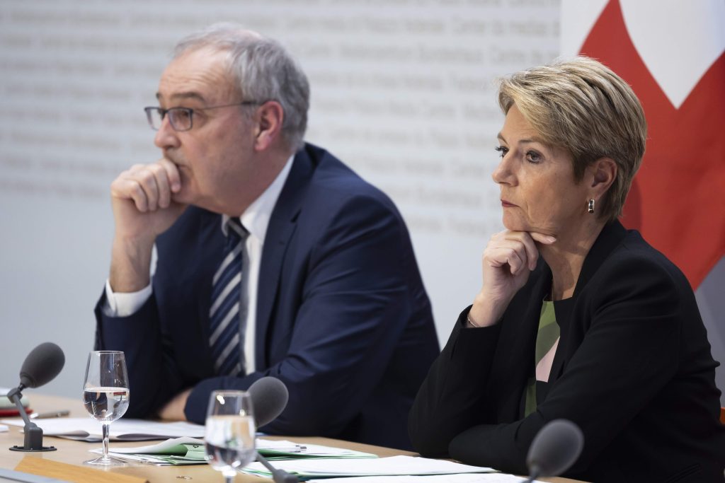 Karin Keller-Sutter, a destra, ha avuto uno scambio telefonico di 25 minuti con Trump. Sullo sfondo Guy Parmelin (Keystone)
