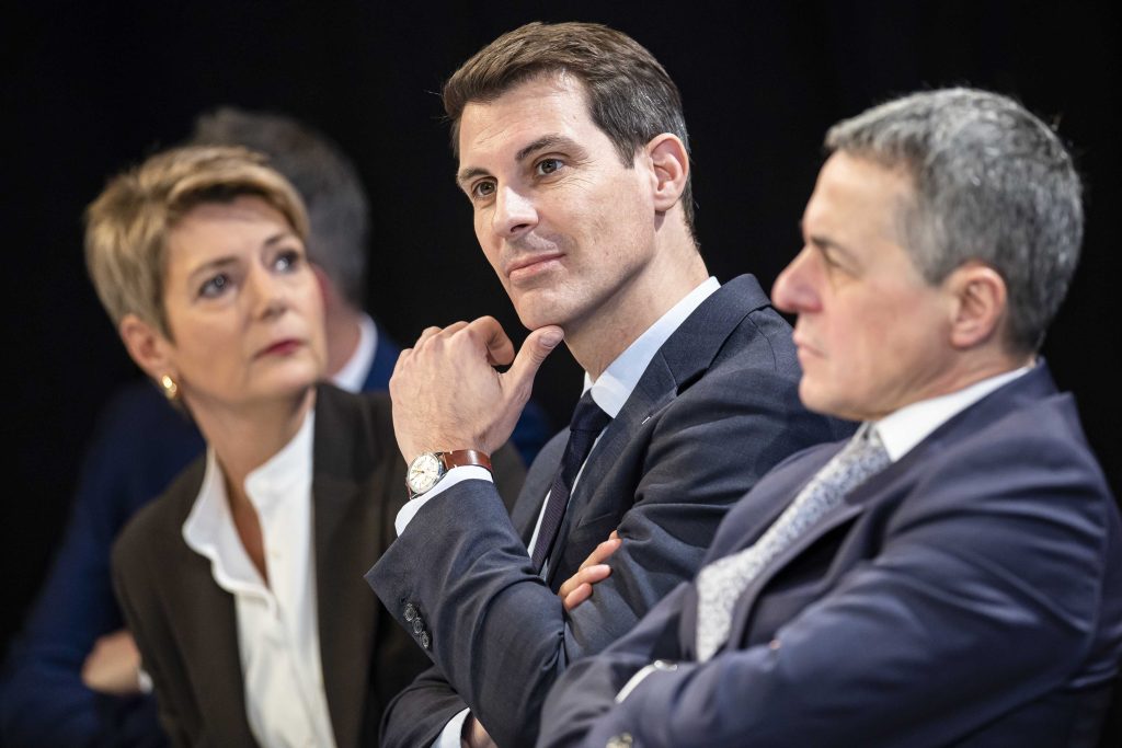 Thierry Burkart al centro, con Karin Keller-Sutter e Ignazio Cassis (Keystone)