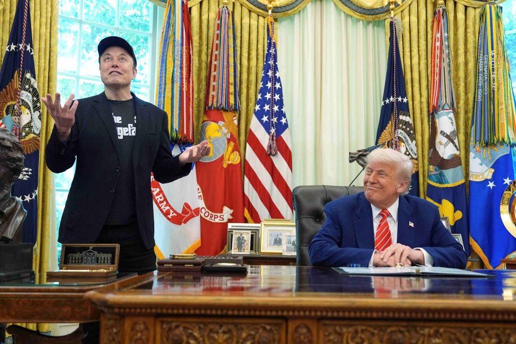 Si tratta di uno scontro politico fra un liberista (Musk, sulla sinistra) e un populista: Trump (Keystone)