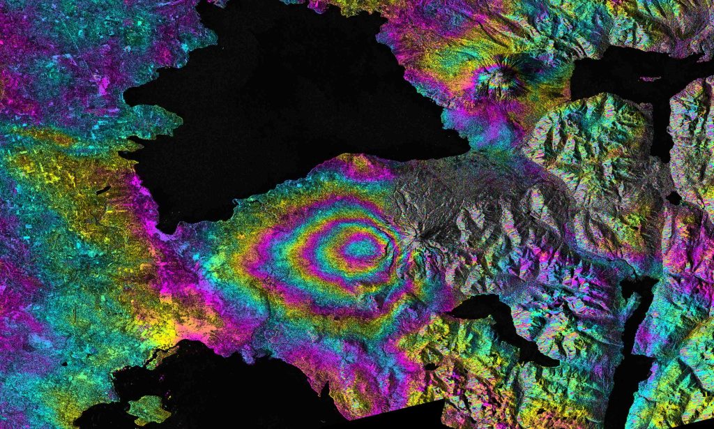 Immagine di Sentinel-1 che mostra la deformazione del terreno dopo l’eruzione del vulcano Calbuco (Wikipedia)