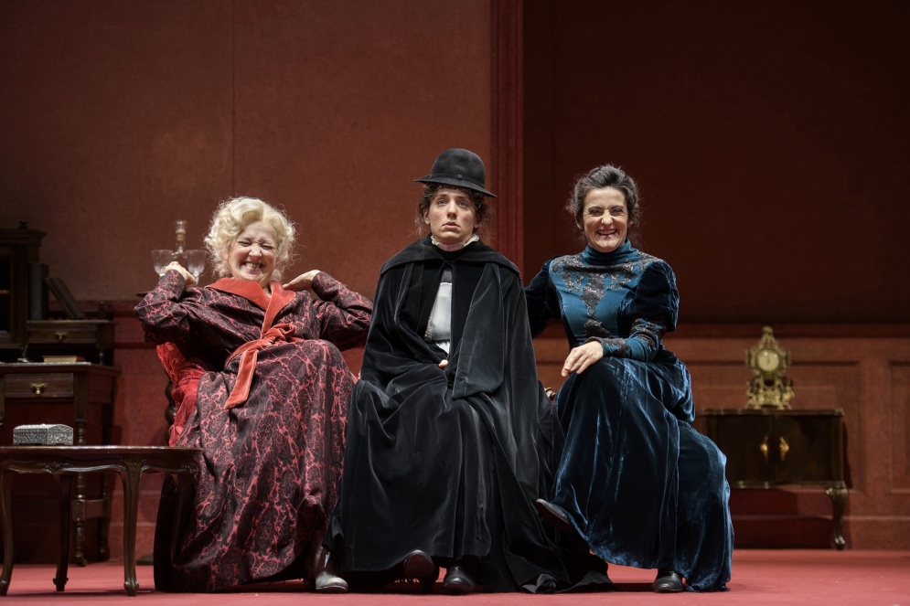 Da sinistra, in scena con "Boston Marriage": Maria Paiato, Ludovica D’Auria, Mariangela Granelli