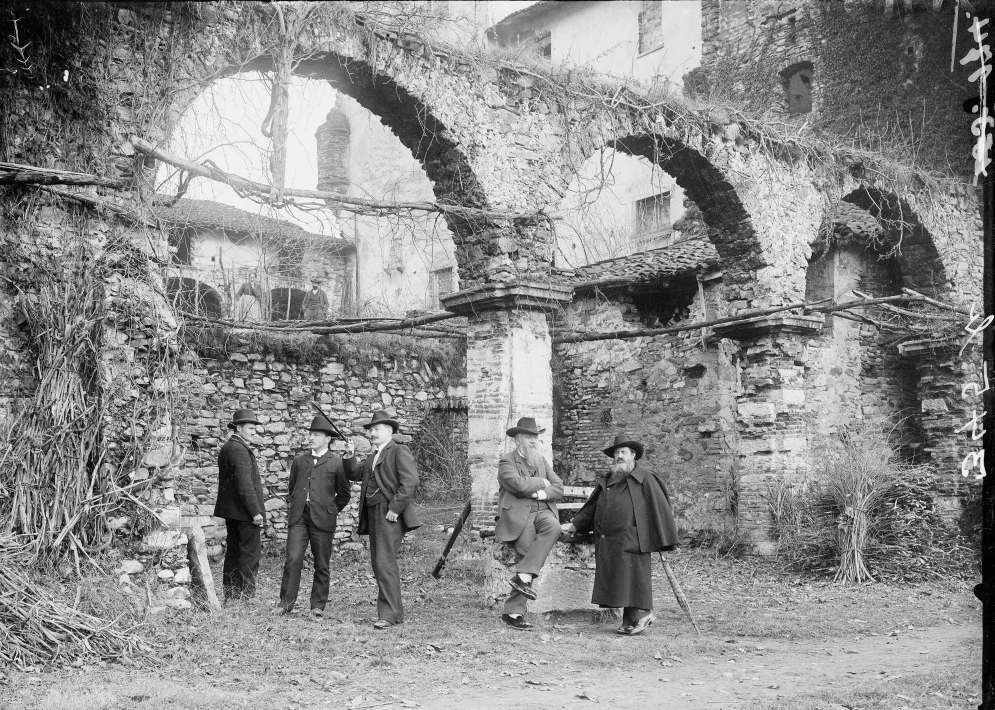 Eugenio Schmidhauser, Rudolf Fastenrath ed altri nella corte del Castello di Magliaso, 1900 circa
(© Archivio di Stato del Cantone Ticino, Fondo E.S.)