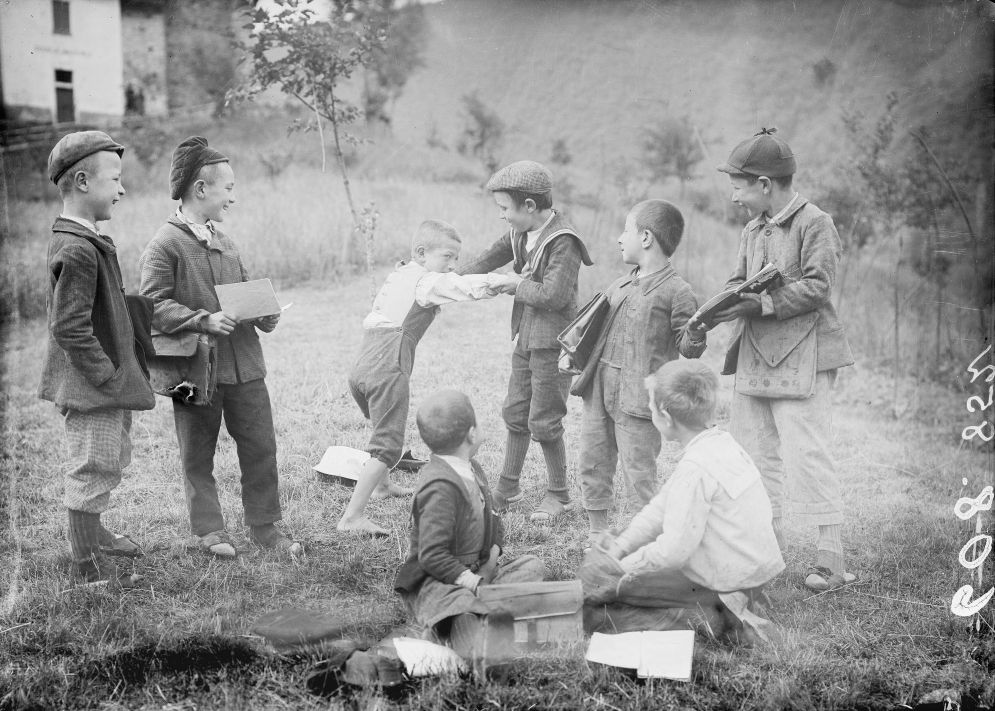Eugenio Schmidhauser, Gruppo di bambini italiani a Dumenza, 1910 circa. (In deposito presso Archivio di Stato, Bellinzona)