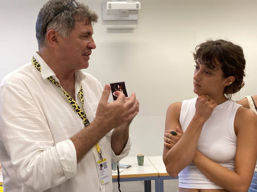 Sven Creutzmann mentre discute le fotografia di Elena Tonon