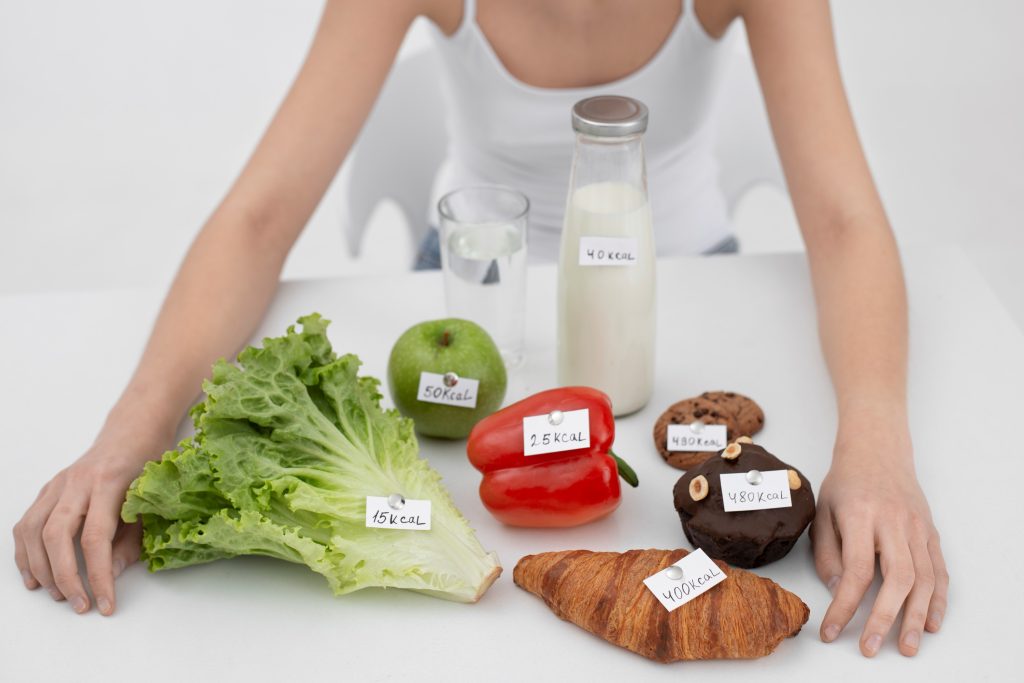 L’ossessione per le calorie è uno dei segnali comportamentali da non sottovalutare (Freepik.com)