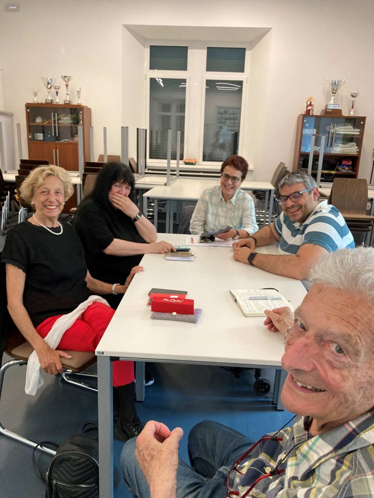 Il gruppo riunito al centro ATTE di Chiasso composto dai signori Siro, Nilda, Cornelia e Beatrice con l’animatore dello sportello digitale Daniele Raffa