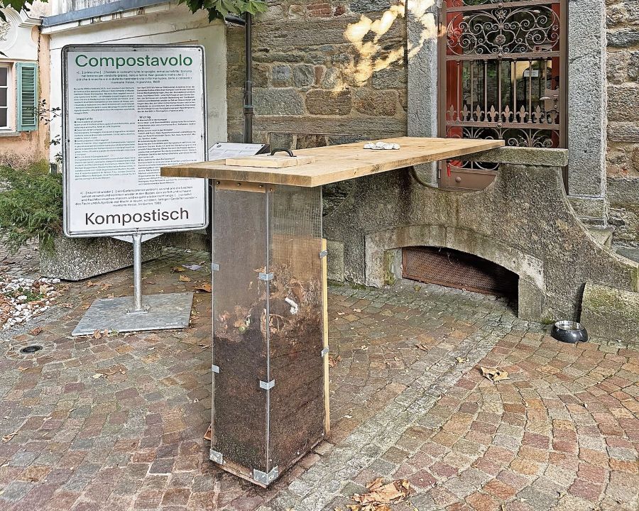 Il «compostavolo», parola composta che l’installazione spiega in modo chiaro, visivamente.