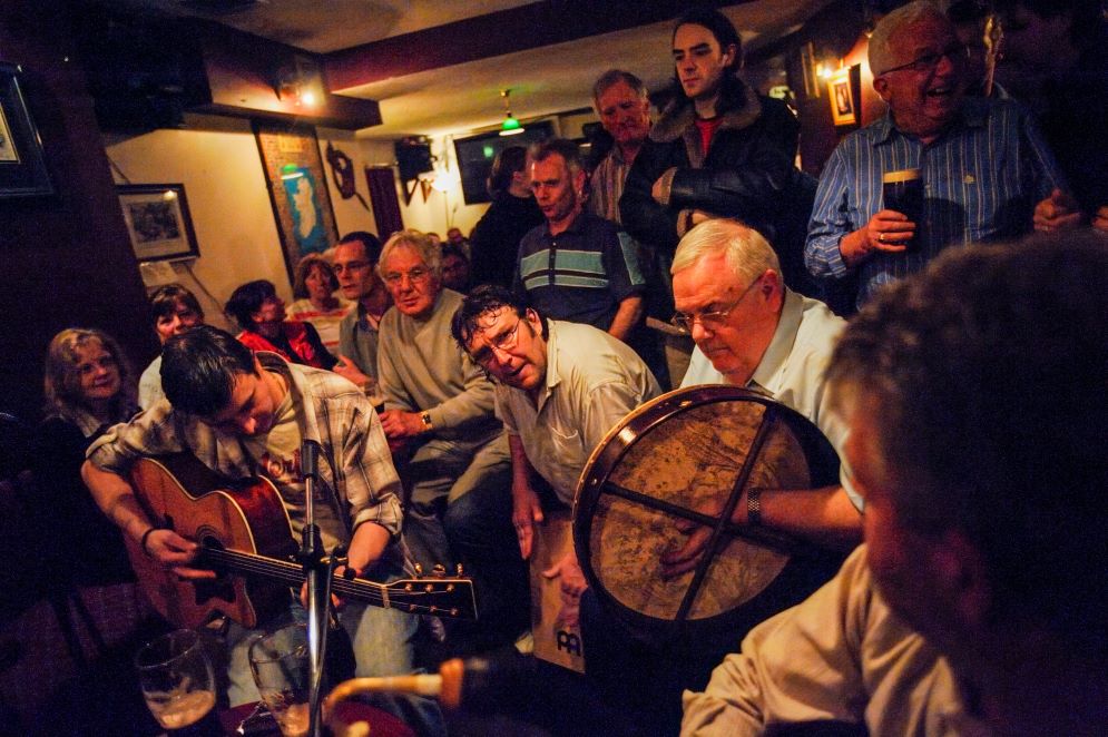 Ardara, una popolare destinazione in Irlanda, ospita ogni maggio l'annuale Cup of Tae Festival, un festival di musica tradizionale. Pub tradizionale Beehive