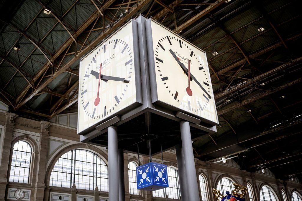  Il caratteristico orologio della Stazione Centrale di Zurigo HB (Daniel Winkler)