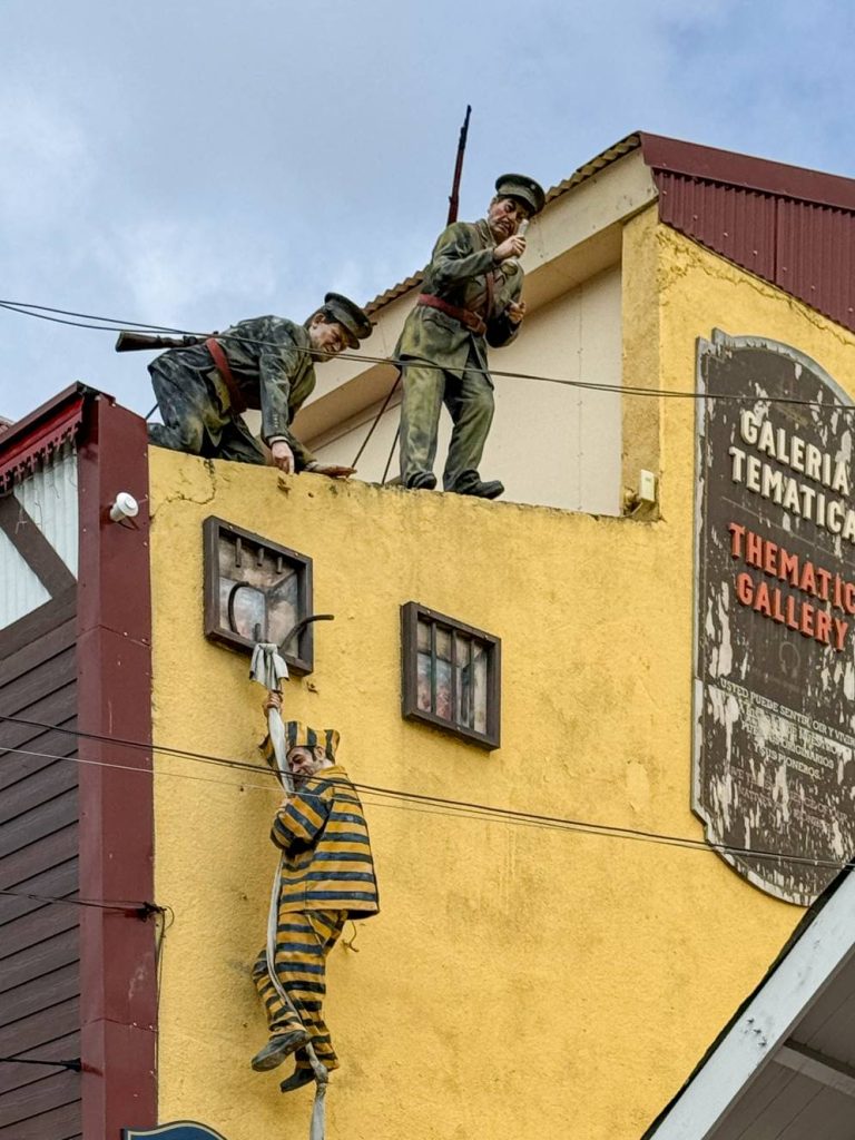 Altri prigionieri a Ushuaia come decorazione di un edificio