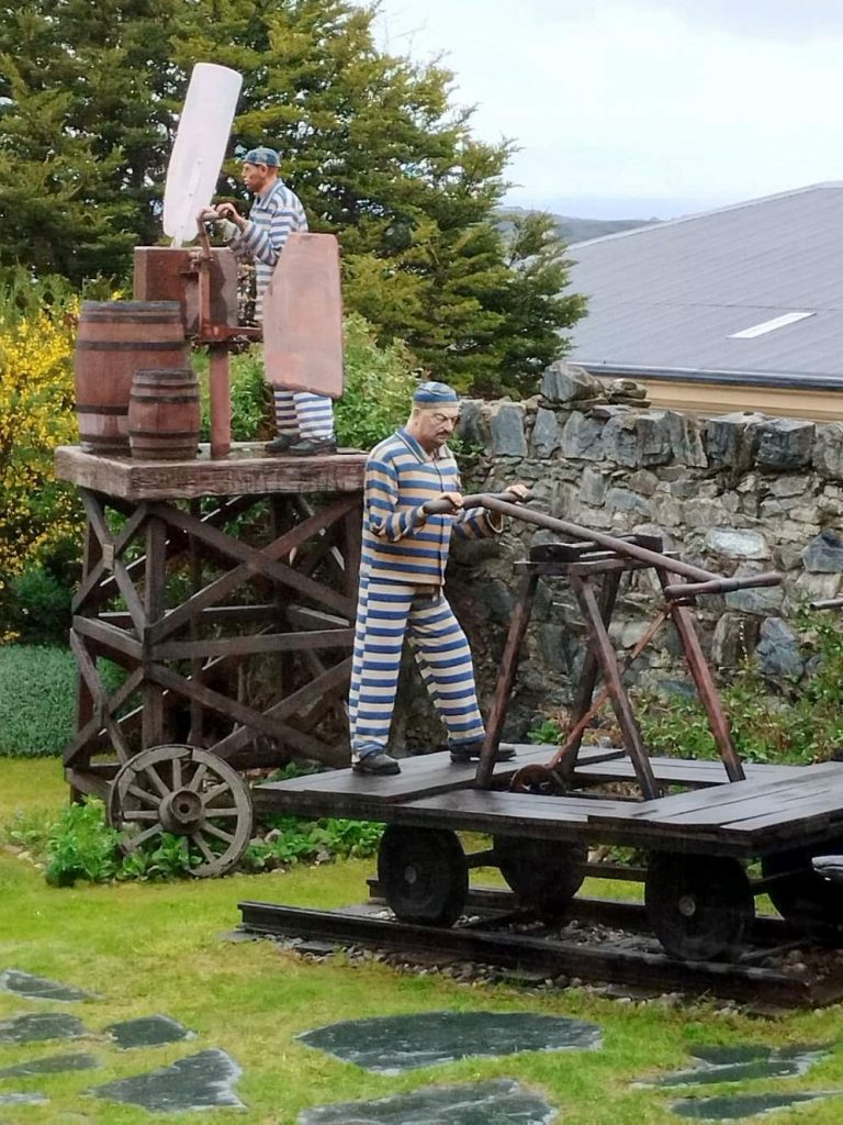 Installazioni a tema carcerario nel centro di Ushuaia