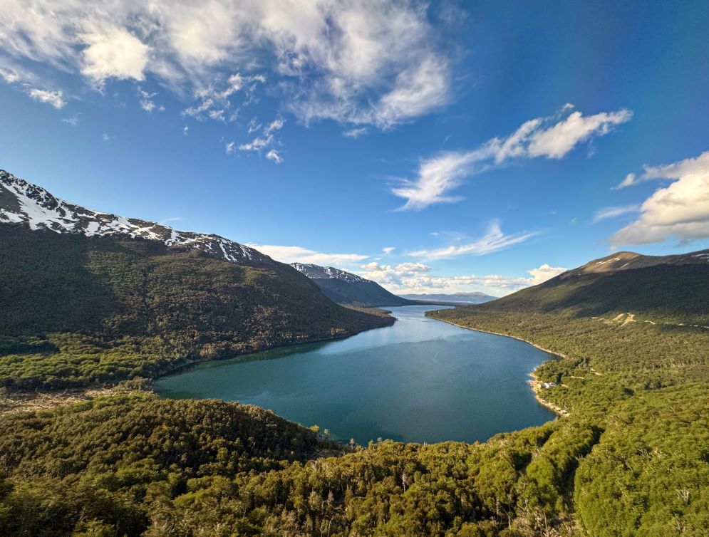 Il lago Fagnano è un esempio della natura rigogliosa e implacabile nei pressi di Ushuaia