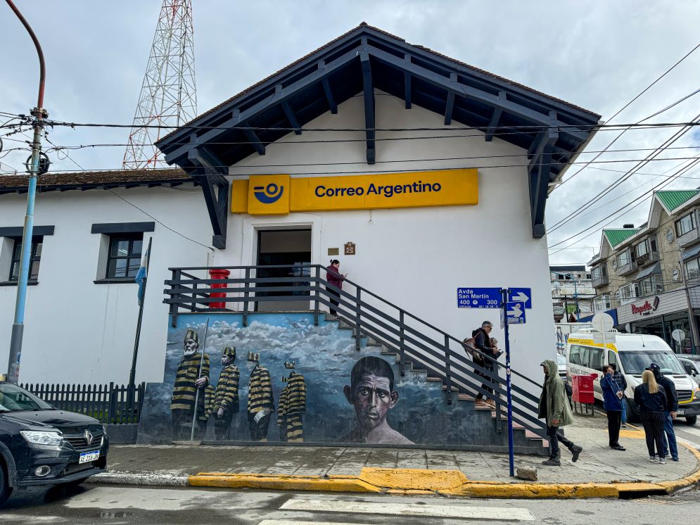Di fronte all'ufficio postale, un murales dedicato al Petiso Orejudo, "celebre" detenuto del carcere di Ushuaia
