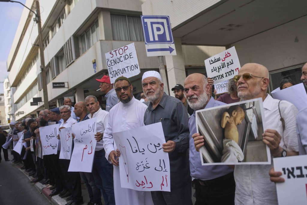 Protesta contro l’orrore di Gaza nei pressi dell’ambasciata statunitense a Tel Aviv (Keystone)
